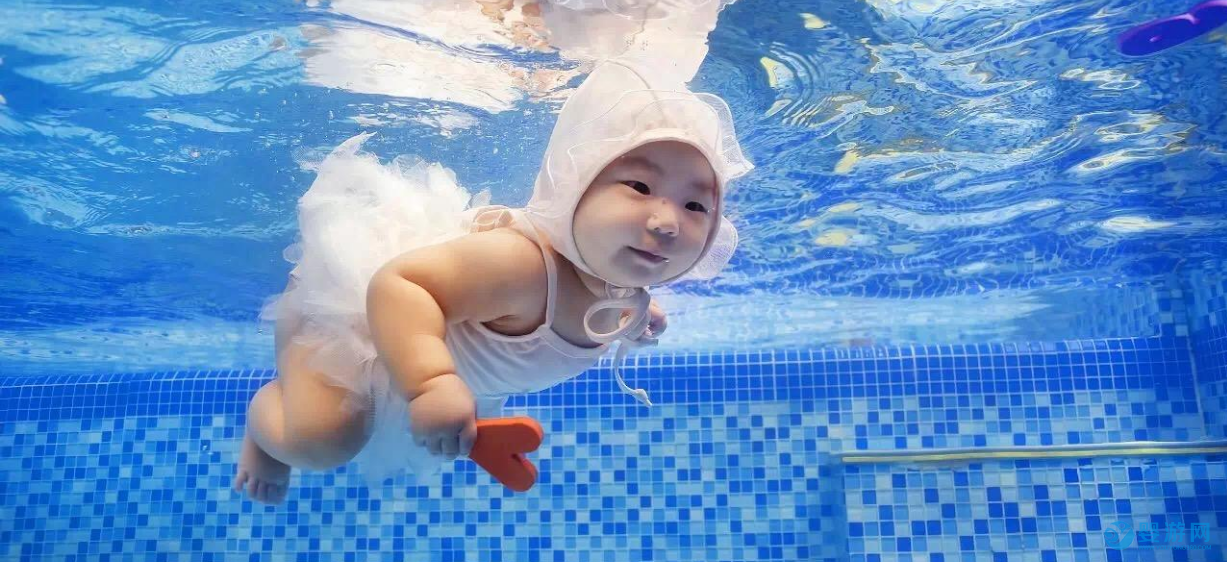 宝宝什么时候游泳最好？秋冬季婴儿游泳需要注意什么？ 坚持婴儿游泳的好处 婴儿游泳有哪些好处 婴儿游泳注意事项 (1)