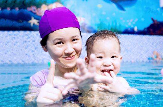分析：婴儿游泳和亲子游泳之间，究竟有哪些不一样的地方？ 坚持婴儿游泳的好处 婴儿游泳和亲子游泳 亲子游泳有哪些好处 (5)