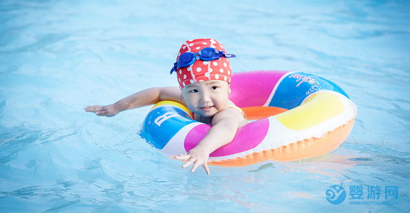 婴儿游泳不仅能锻炼身体，关键时刻能保命！ 坚持婴儿游泳的好处 婴儿游泳的好处 婴儿游泳有哪些好处 婴儿游泳防溺水措施3 (2)