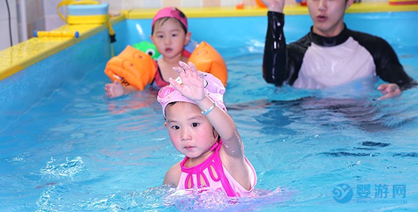 婴儿游泳不仅能锻炼身体，关键时刻能保命！ 坚持婴儿游泳的好处 婴儿游泳的好处 婴儿游泳有哪些好处 婴儿游泳防溺水措施3 (1)