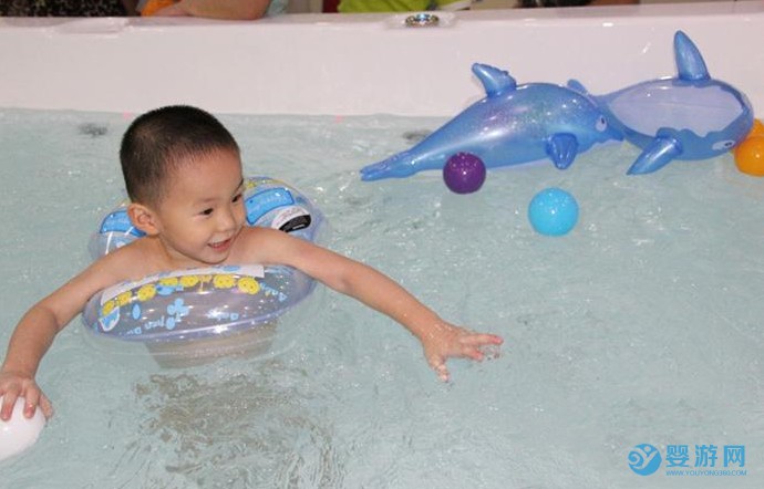 原来，宝宝歪头、肌张力高，婴儿游泳就能轻松缓解！ 婴儿游泳缓解宝宝歪头 婴儿游泳缓解肌张力高 坚持婴儿游泳的好处 (1)
