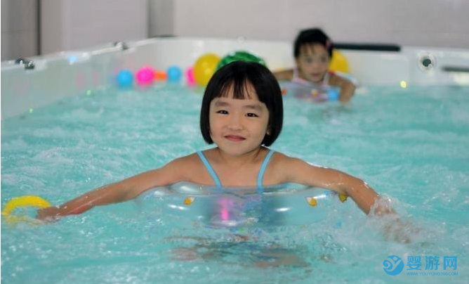 3分钟了解婴儿游泳对孩子成长的重要性！ 为什么婴儿游泳受欢迎 坚持婴儿游泳的好处 冬季婴儿游泳的好处 (1)