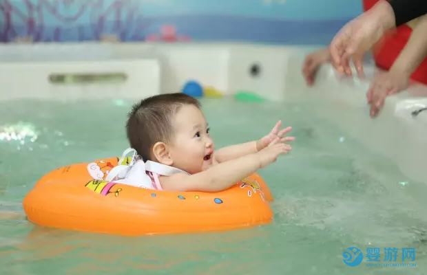 3分钟了解婴儿游泳对孩子成长的重要性！ 为什么婴儿游泳受欢迎 坚持婴儿游泳的好处 冬季婴儿游泳的好处 (3)