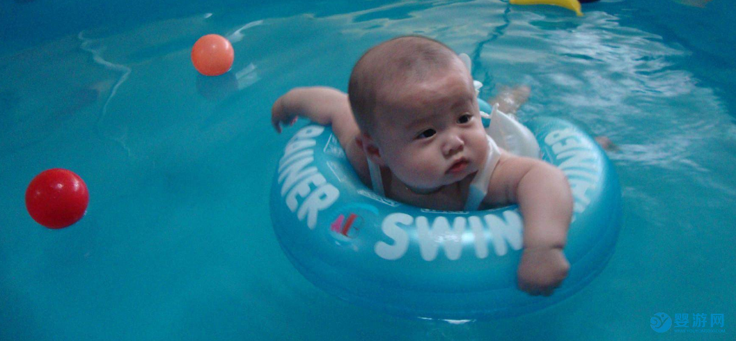 坚持婴儿游泳的好处 冬季婴儿游泳的好处 婴儿游泳有哪些好处 (2)