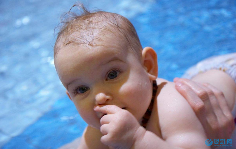 从不被看好到坚持不懈，婴儿游泳已经深入家长的育儿观 坚持婴儿游泳的好处 坚持婴儿游泳之后的变化 婴儿游泳的好处有哪些 (2)