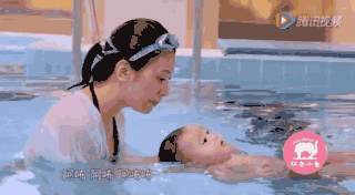 从不被看好到坚持不懈，婴儿游泳已经深入家长的育儿观 坚持婴儿游泳的好处 坚持婴儿游泳之后的变化 婴儿游泳的好处有哪些 (1)