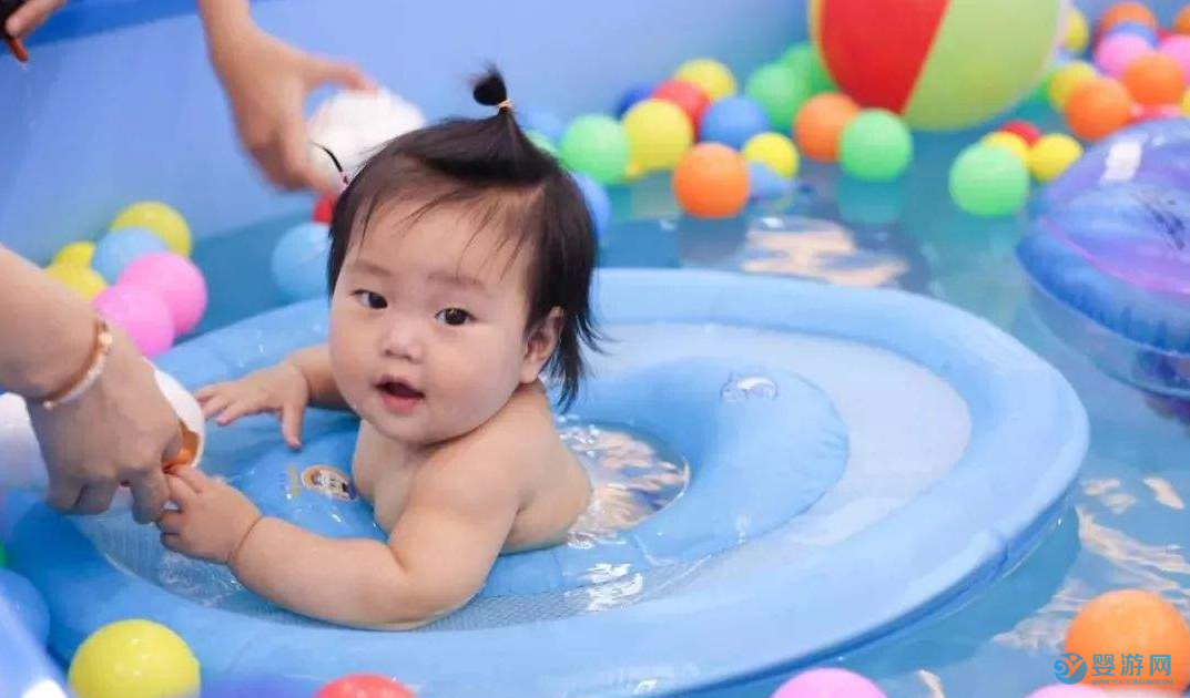 不要从别人的嘴里了解婴儿游泳，你要做的，是尝试！ 坚持婴儿游泳的好处 婴儿游泳的好处有哪些 婴儿游泳注意事项2