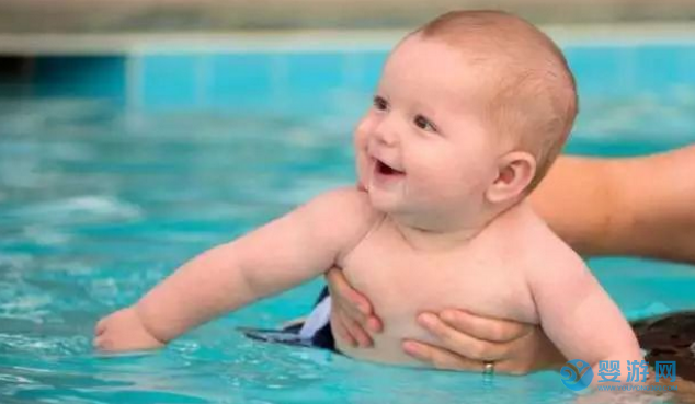 刚出生的宝宝可以游泳吗？婴儿游泳有哪些好处？ 坚持婴儿游泳的好处 冬季宝宝可以游泳吗 婴儿游泳的好处有哪些 婴儿游泳注意事项1 (1)