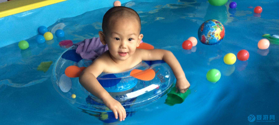 为什么这么多家长都愿意带孩子去婴儿游泳馆？ 坚持婴儿游泳的好处 游泳有哪些好处 婴儿游泳的好处有哪些 (2)