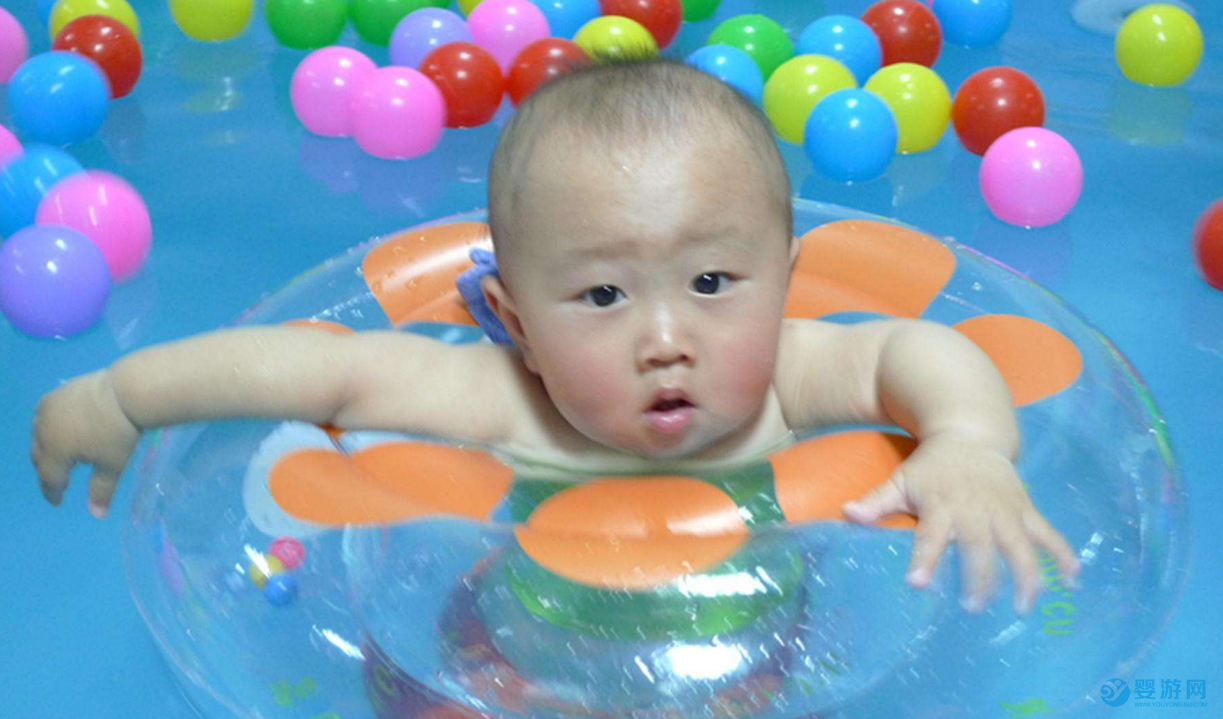 为什么这么多家长都愿意带孩子去婴儿游泳馆？ 坚持婴儿游泳的好处 游泳有哪些好处 婴儿游泳的好处有哪些 (4)