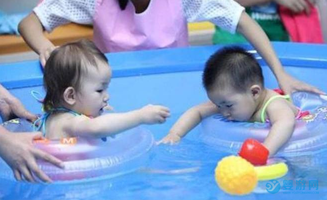 坚持婴儿游泳的孩子与不游泳的孩子区别在哪里？ 坚持婴儿游泳的好处 婴儿游泳有哪些好处 游泳和不游泳的区别 (2)