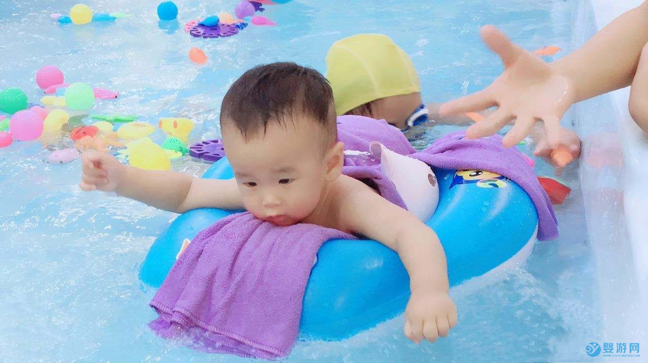 坚持婴儿游泳的孩子与不游泳的孩子区别在哪里？ 坚持婴儿游泳的好处 婴儿游泳有哪些好处 游泳和不游泳的区别 (1)