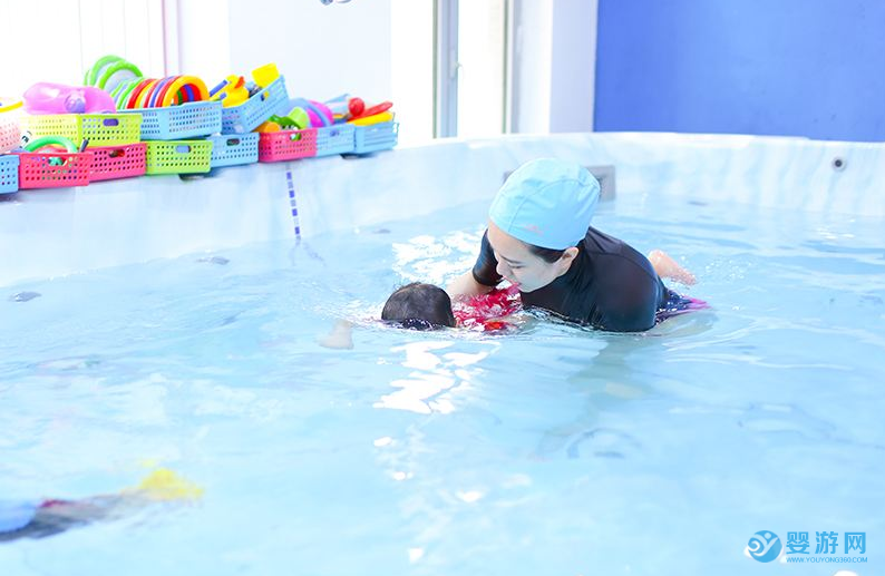 流感高发季？更应该让孩子适当进行游泳锻炼！ 婴儿游泳抵御流感 婴儿游泳提高免疫力 婴儿游泳有哪些好处