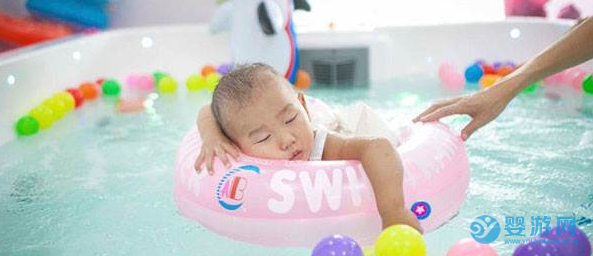为什么游泳的宝宝不易生病，而且长得快！ 坚持婴儿游泳的好处 婴儿游泳的好处有哪些 婴儿游泳和不游泳区别1