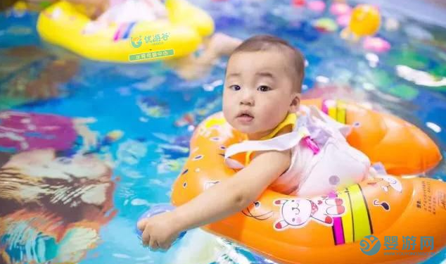 宝宝什么时候进行婴儿游泳最好？ 婴儿游泳有哪些好处 冬季婴儿游泳注意事项 婴儿游泳的好处有哪些 (3)