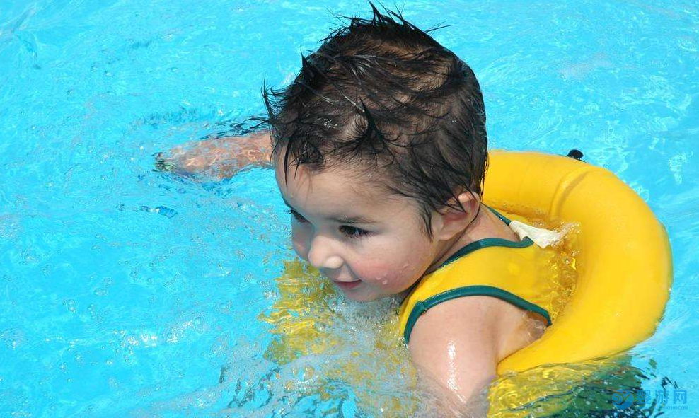 宝宝什么时候进行婴儿游泳最好？ 婴儿游泳有哪些好处 冬季婴儿游泳注意事项 婴儿游泳的好处有哪些 (4)