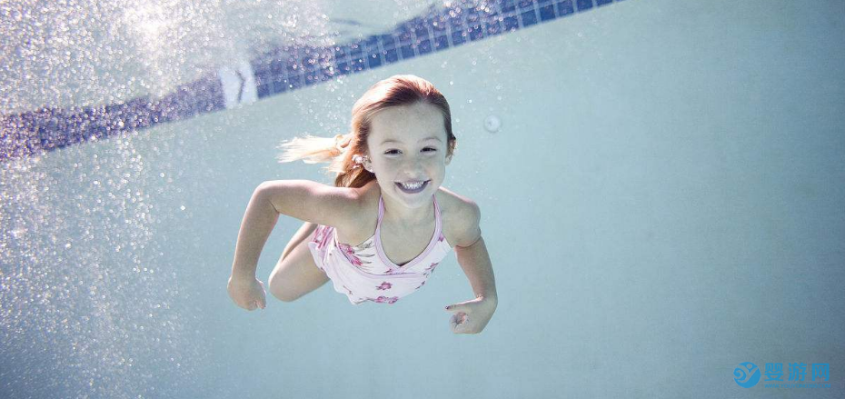婴儿游泳对缓解宝宝肠绞痛有帮助吗？ 坚持婴儿游泳的好处 婴儿游泳有哪些好处 婴儿游泳的好处有哪些 婴儿游泳缓解肠绞痛 (4)
