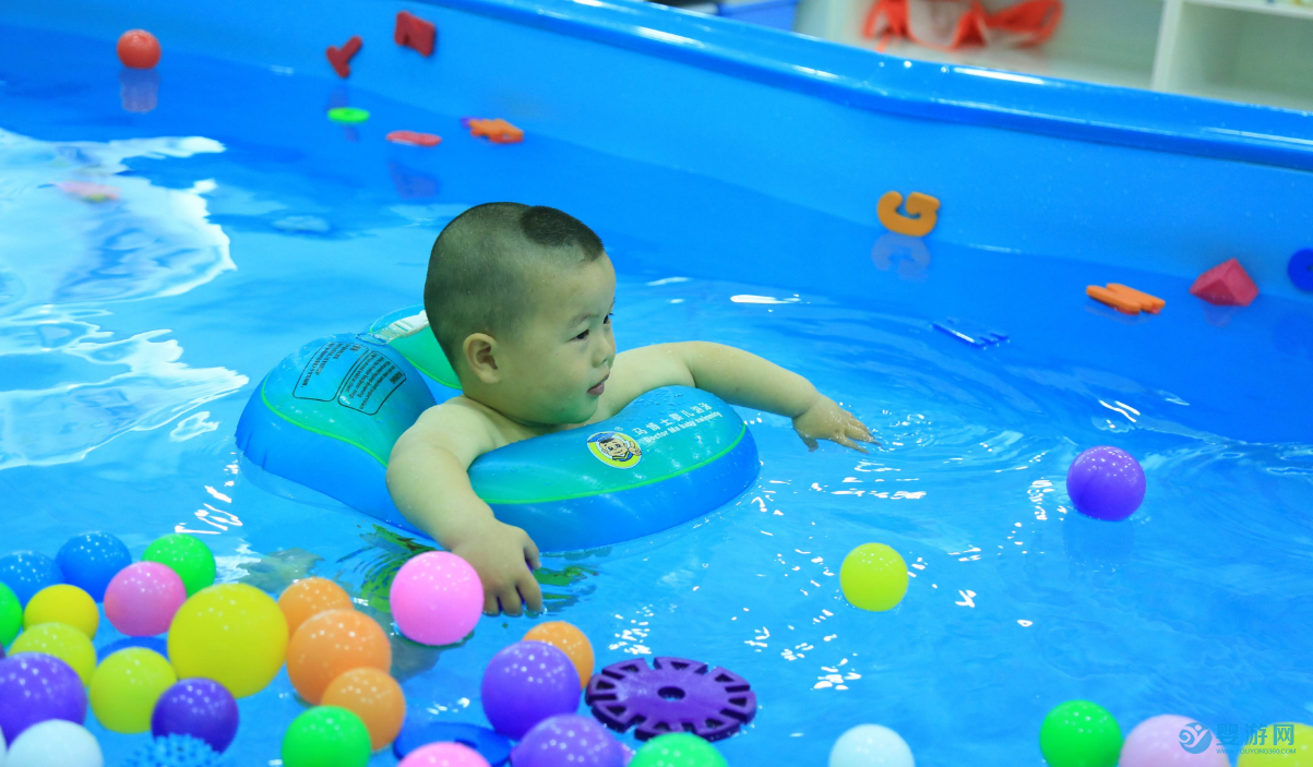 孩子食欲不振，睡不好，易生病，你的育儿方式真的正确吗？ 坚持婴儿游泳的好处 婴儿游泳提高食欲 婴儿游泳的好处有哪些1 (2)