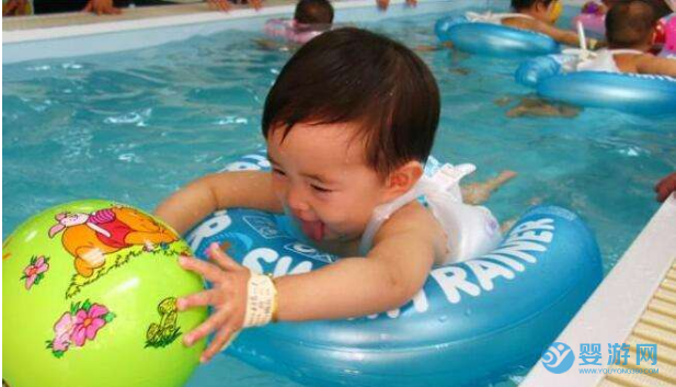带孩子进行婴儿游泳当天，就给了我不小的惊喜！ 坚持婴儿游泳的好处 冬季婴儿游泳的好处 冬季能进行婴儿游泳吗 (1)