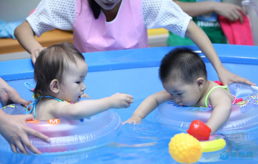 婴儿游泳为何备受家长青睐？ 婴儿游泳的好处 婴儿游泳有哪些好处 坚持婴儿游泳的好处3