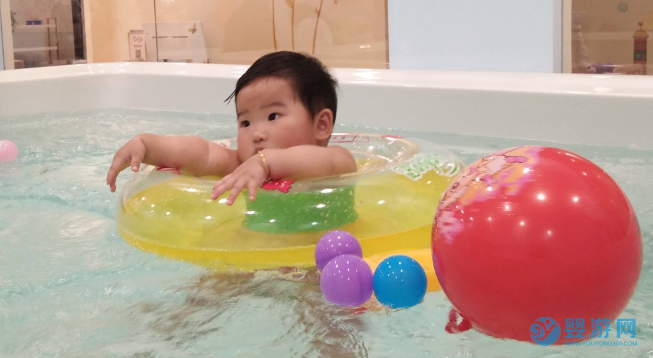 婴儿游泳为何备受家长青睐？ 婴儿游泳的好处 婴儿游泳有哪些好处 坚持婴儿游泳的好处 (2)