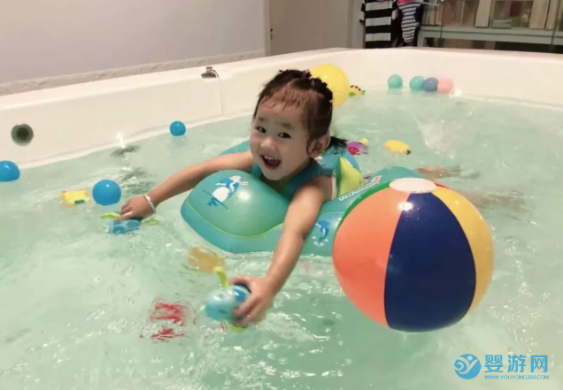 婴儿游泳好处多且能放松