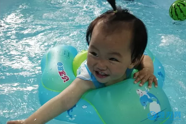 家长们带宝宝去游泳好处大于风险