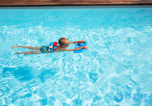 婴幼儿游泳对宝宝的身心发育有益