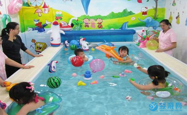 婴儿游泳提高宝宝免疫力？看似平常的游泳运动，还有这些好处！ 坚持婴儿游泳的好处 婴儿游泳有哪些好处，家长对婴儿游泳的评价 (2)
