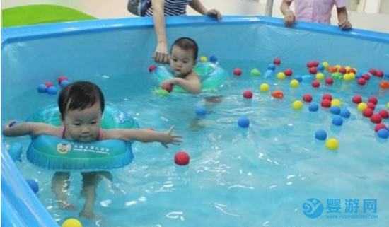 婴儿游泳提高宝宝免疫力？看似平常的游泳运动，还有这些好处！ 坚持婴儿游泳的好处 婴儿游泳有哪些好处，家长对婴儿游泳的评价 (4)