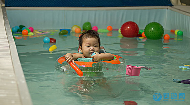 婴儿游泳好处多，宝宝每天都需要洗澡、游泳吗？真相来啦！ 婴儿游泳时间安排 婴儿游泳的好处 宝宝每天都需要游泳吗 (4)