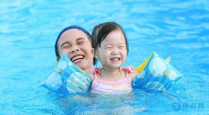 宝宝游泳时，耳朵进水了怎么办？ 婴儿游泳宝宝耳朵进水 婴儿游泳注意事项 宝宝游泳耳朵进水方法 (2)