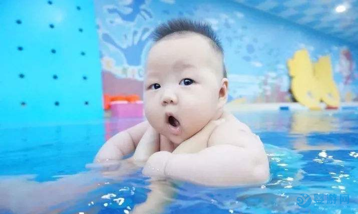几十块钱游泳激发孩子智力，补习班什么的突然就不香了！ 坚持婴儿游泳的好处 婴儿游泳哪些好处 为什么要坚持婴儿游泳 (1)