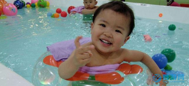 那些说新生儿不适合游泳，质疑婴儿游泳好处的人，真应该看看！ 坚持婴儿游泳的好处 婴儿游泳有哪些好处 婴儿游泳的好处论证3 (3)
