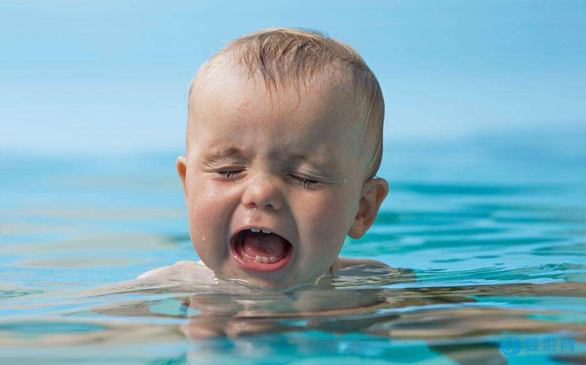 宝宝下水哭闹就是不喜欢婴儿游泳吗？家长应该知道这些事！ 婴儿游泳哭闹怎么办 宝宝下水哭闹怎么回事 婴儿游泳注意事项 (5)