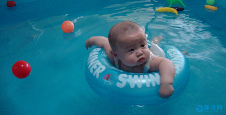 必读：关于婴儿游泳的5个防溺水小技巧 婴儿游泳溺水怎么办 婴儿游泳防溺水小技巧 婴儿游泳的好处 (4)