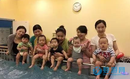 婴儿游泳时呕吐是怎么回事？怎么办？ 婴儿游泳注意事项 宝宝游泳时呕吐怎么办 婴儿游泳时吐了原因 (3)