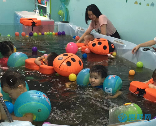 婴幼儿游泳+药浴预防秋季疾病