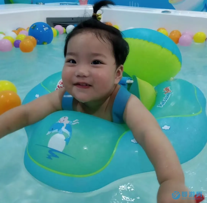 婴幼儿游泳的好处是身心多方面