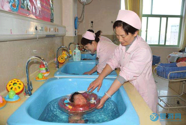 不少医院产科已有婴儿游泳室
