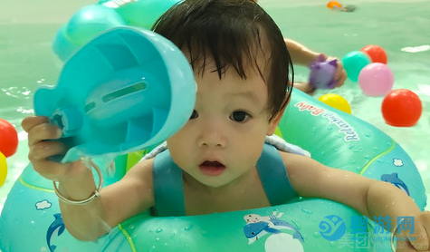 秋天宝宝免疫力差容易生病要婴儿游泳