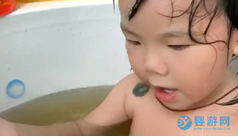 婴儿游泳+药浴提高宝宝免疫力