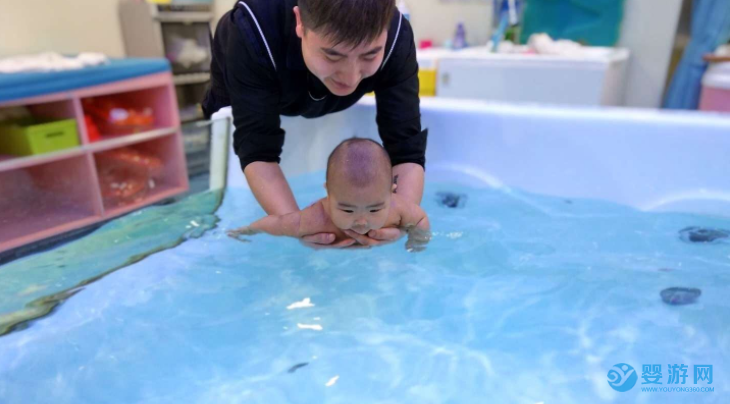 宝宝害怕游泳下水怎么办，婴儿游泳