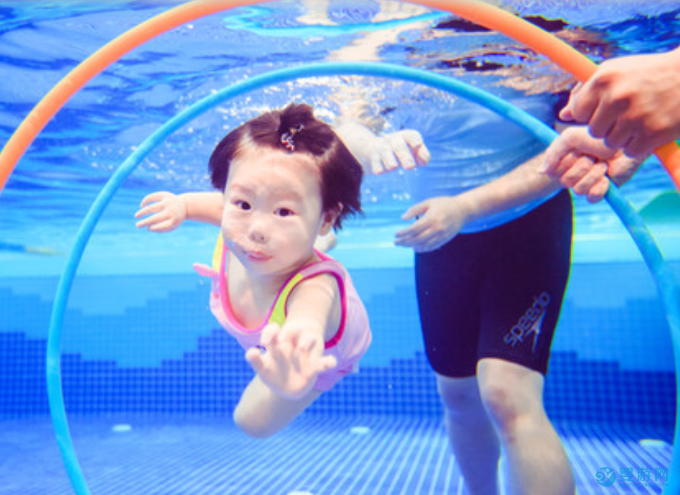 婴儿游泳馆发展亲子游泳赚钱