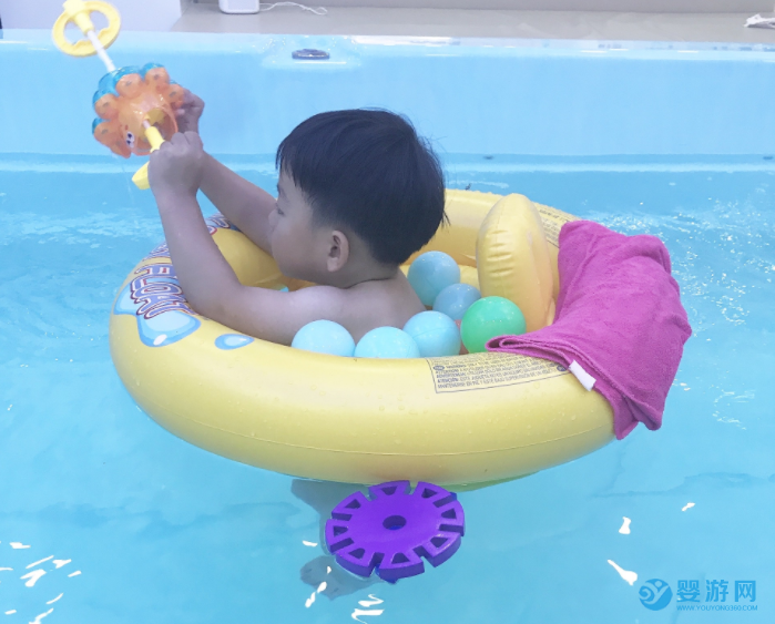 利用婴幼儿游泳的天赋刺激孩子生长