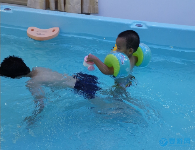 婴幼儿游泳的好处刺激孩子生长