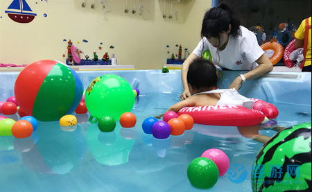 婴幼儿游泳从小抓起