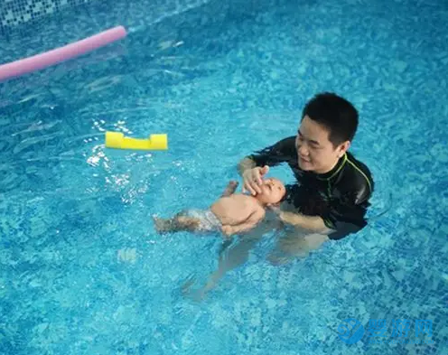 婴幼儿游泳和防溺水的重要性