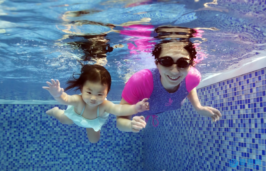 亲子游泳增加孩子安全感对成长的重要性