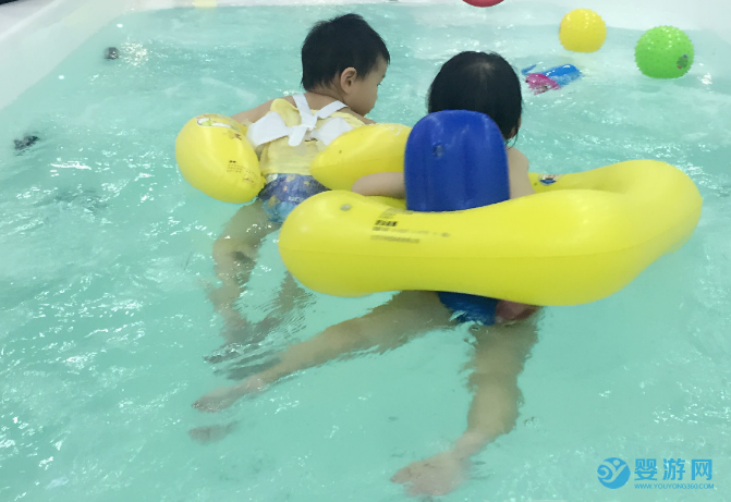婴幼儿游泳对宝宝的启蒙教育